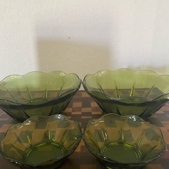 4 Vintage MCM Avocado Green Scalloped Glass (2) 8”Large and (2) 4.5”Small Bowls - Picture 4 of 13